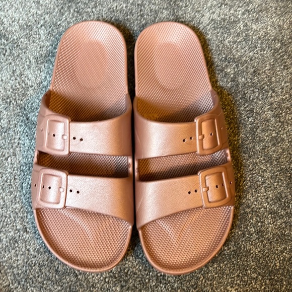 Freedom Moses Shoes - Pink Freedom Moses sandals, size 39/40